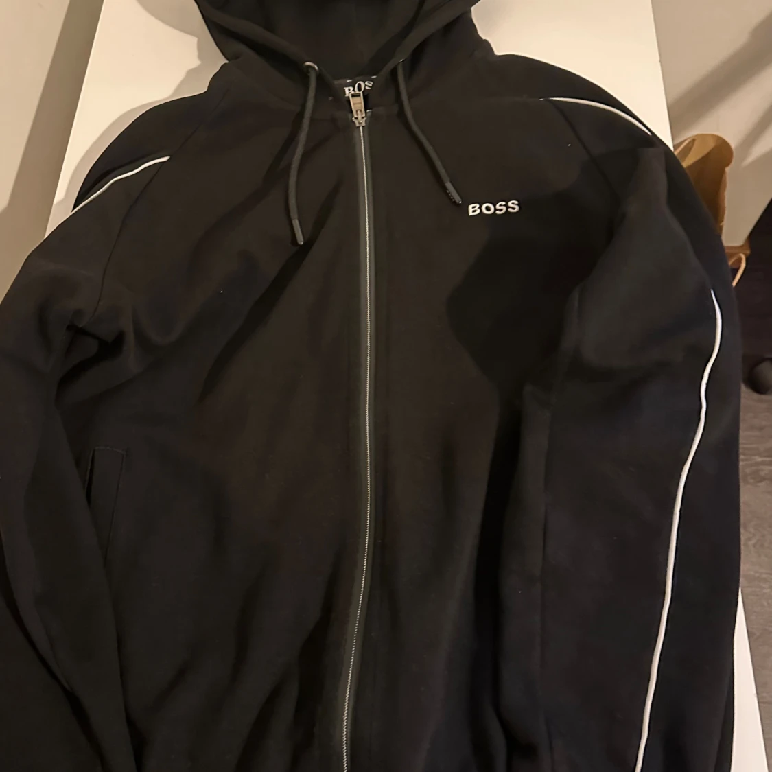 Svart zip-hoodie från BOSS, strl S