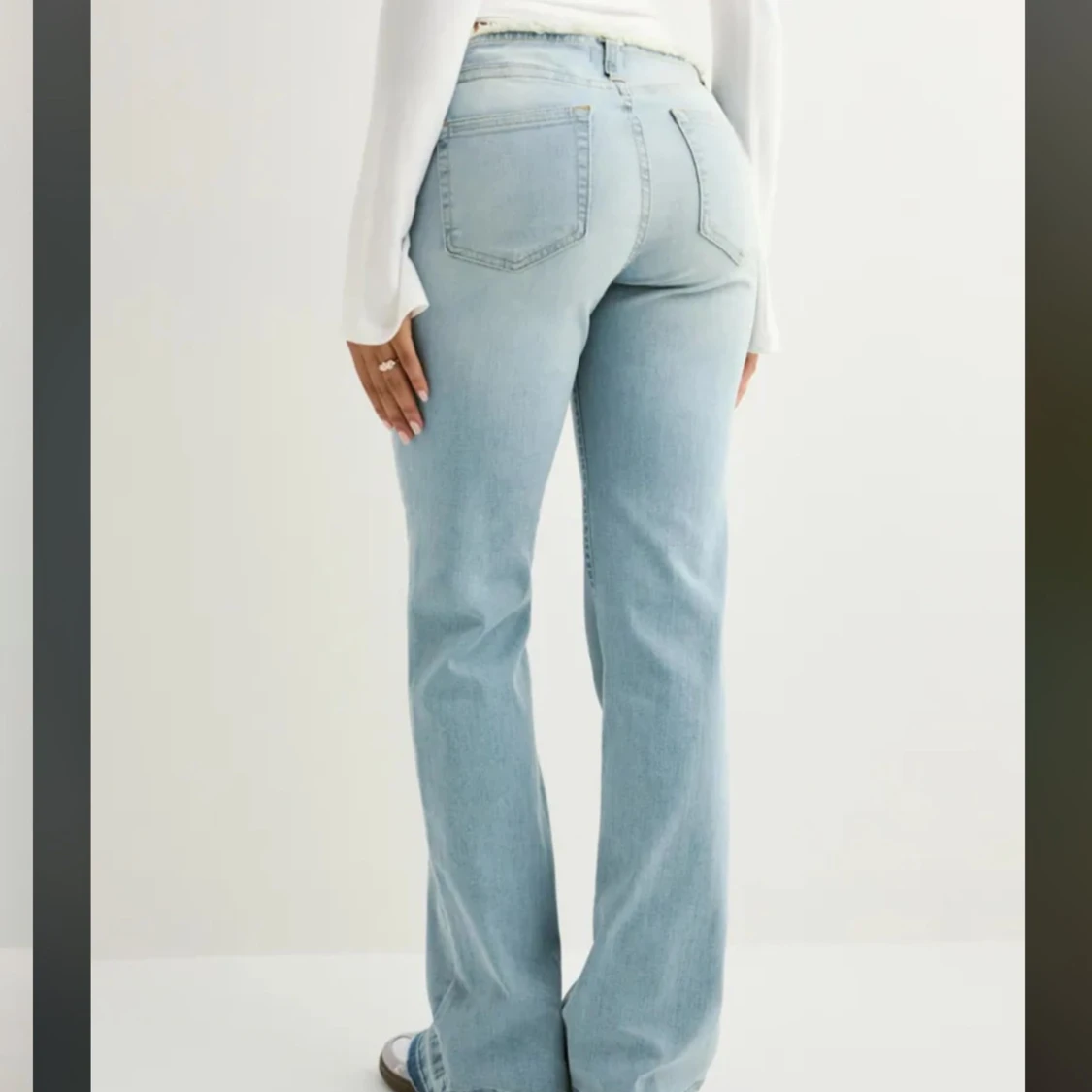 Ljusblå bootcut jeans - 2