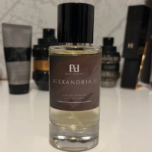 Alexandria II Eau de Parfum - Alexandria II från Pd är en Eau de Parfum med en volym på 50 ml. Snygg och stilren flaska, perfekt för dig som vill sticka ut med en unik doft. Populär bland unga, med höga betyg från användare. från Perfumedrops