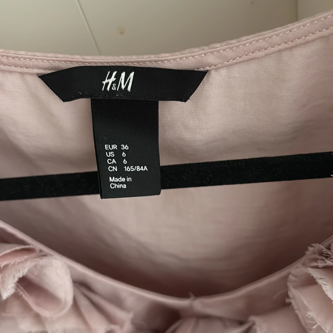 Rosa blus med volang från H&M - 1