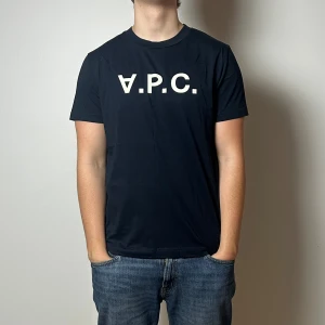 APC T-shirt | S - Skön tröja från APC | fint skick utan defekter | har du frågor? Tveka då inte på att höra av dig | ⚜️