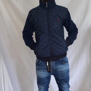 Polo Ralph lauren  tröja strl S - Helt ny. Fin replika med grym kvalitet. Modellen är 175cm lång, Bär storlek Small på bilden. Pris: 1199kr. Först till kvarn som gäller. Skickas direkt inom 24h