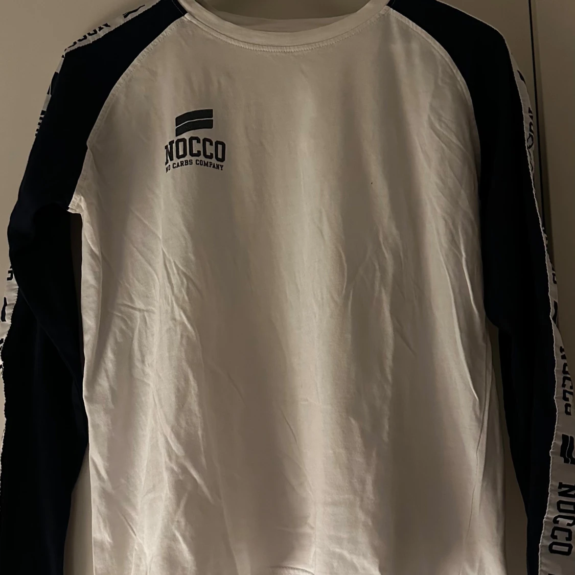 Vit och marinblå långärmad NOCCO-tröja