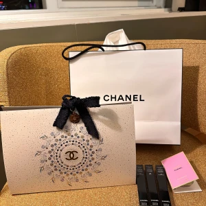 Chanel läppglans i tre nyanser - Säljer tre lyxiga läppglans från Chanel i snygga nyanser: skimrande nude, mjuk babyrosa och glittrig rosé. Alla har elegant hylsa med svart och guld lock. Perfekt för dig som vill ha glansiga och återfuktade läppar med exklusiv känsla.