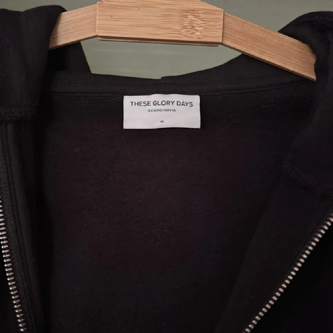 Svart hoodie från These Glory Days - 2