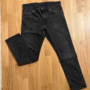 Nudie Jeans, 32/30 - Svarta jeans från Nudie Jeans i passformen ”Lean Dean” Storlek W32 L30