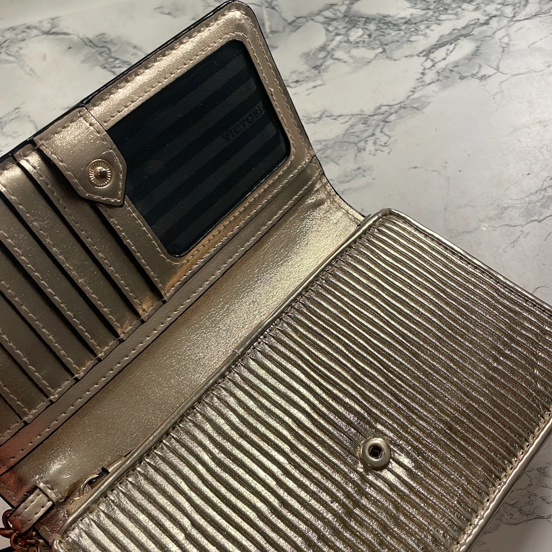 Guldig handväska från Victoria's Secret - 2