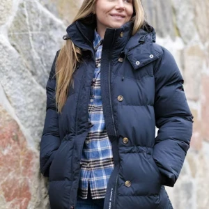 Bomeräng jacka - Säljer en mörkblå bomeräng jacka som är perfekt till vinter och sååå fin,använt sparsamt och ser ut som ny,köptes för 6999 och säljer för 2500 men kan gå ner i pris för snabba köp