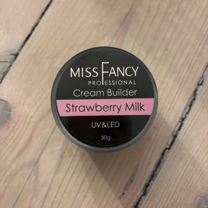 Miss Fancy Cream Builder Strawberry Milk - Miss Fancy Professional Cream Builder i färgen Strawberry Milk, en ljusrosa krämig gel för UV/LED. Inehåller 30g och använd till 1-2 set, skulle säga att ungefär 75% är kvar. Säljer då jag inte har användning av den längre🩷Hör av er vid frågor och priset går att diskutera!