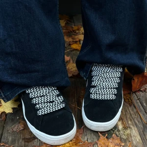 PARIS - • PARIS •  1,5x120 cm. ✨Ge dina skor ett nytt utseende med våra trendiga och prisvärda skosnören – en enkel detalj som gör skillnad!!🙌🏻