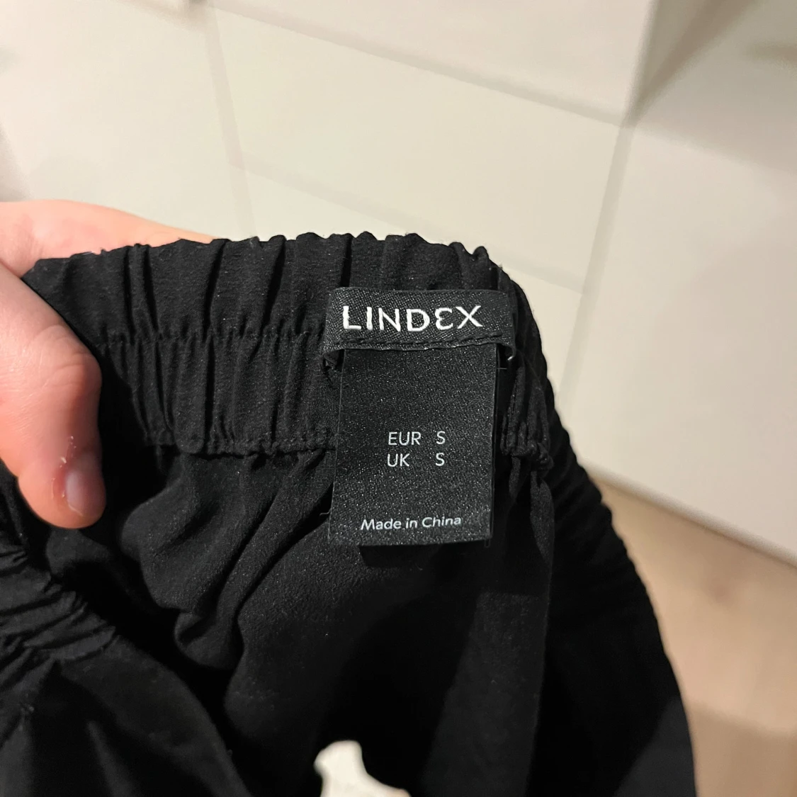 Svart volangkjol från Lindex - 3