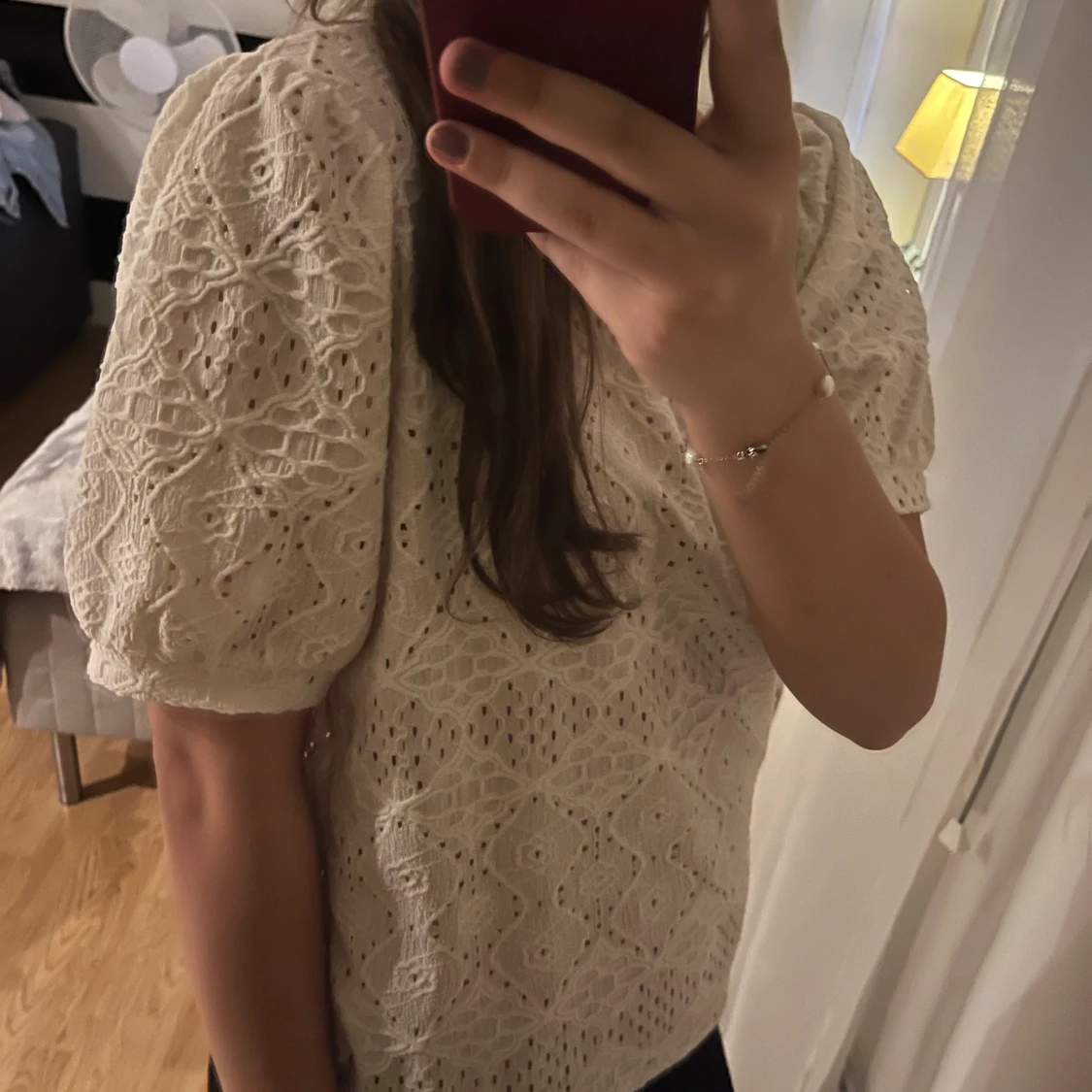 Vit topp med detaljer  - 1