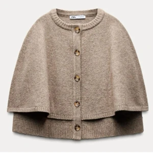 Grå cardigan  från Zara - Säljer en grå cardigan jacka från Zara med rund hals och knappar framtill. Jackan har en loose passform och är stickad i mjukt material med ribbade detaljer vid hals och nederkant. Perfekt för höst och vinter när du vill vara både chill och snygg.