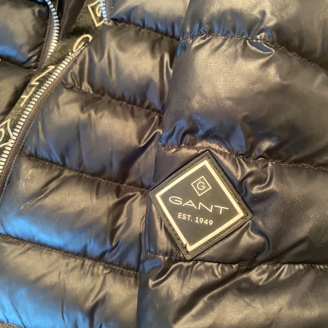 Svart lång dunjacka från GANT i storlek 170 - 2