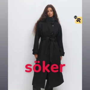 Svart lång kappa med bälte från Gina Tricot - Söker denna kappa i storlek S! Hör gärna av dig t mig om du hade kunnat tänka dig o sälja t mig.