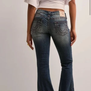 Blå bootcut jeans från True Religion - använda men kommer ej till användning längre, hål och lite smutsiga (som säkert går bort) nere vid fötterna därav priset! 