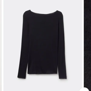 intimissimi tröja - Säljer min svarta tröja från intimissimi i storlek S. Säljer för 250kr, köpt för 450🤍 Skriv för fler bilder så löser jag det🫶