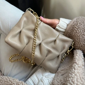 Beige axelväska med guldkedja - Jättesnygg beige väska äkta läder. Super fin och trendig. Kompletterar verkligen ens outfit!💕