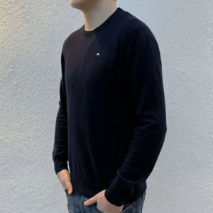 J.Lindeberg Stickad Tröja - Säljer en J.Lindeberg stickad Merino tröja. Hör av er vid frågor/funderingar!!