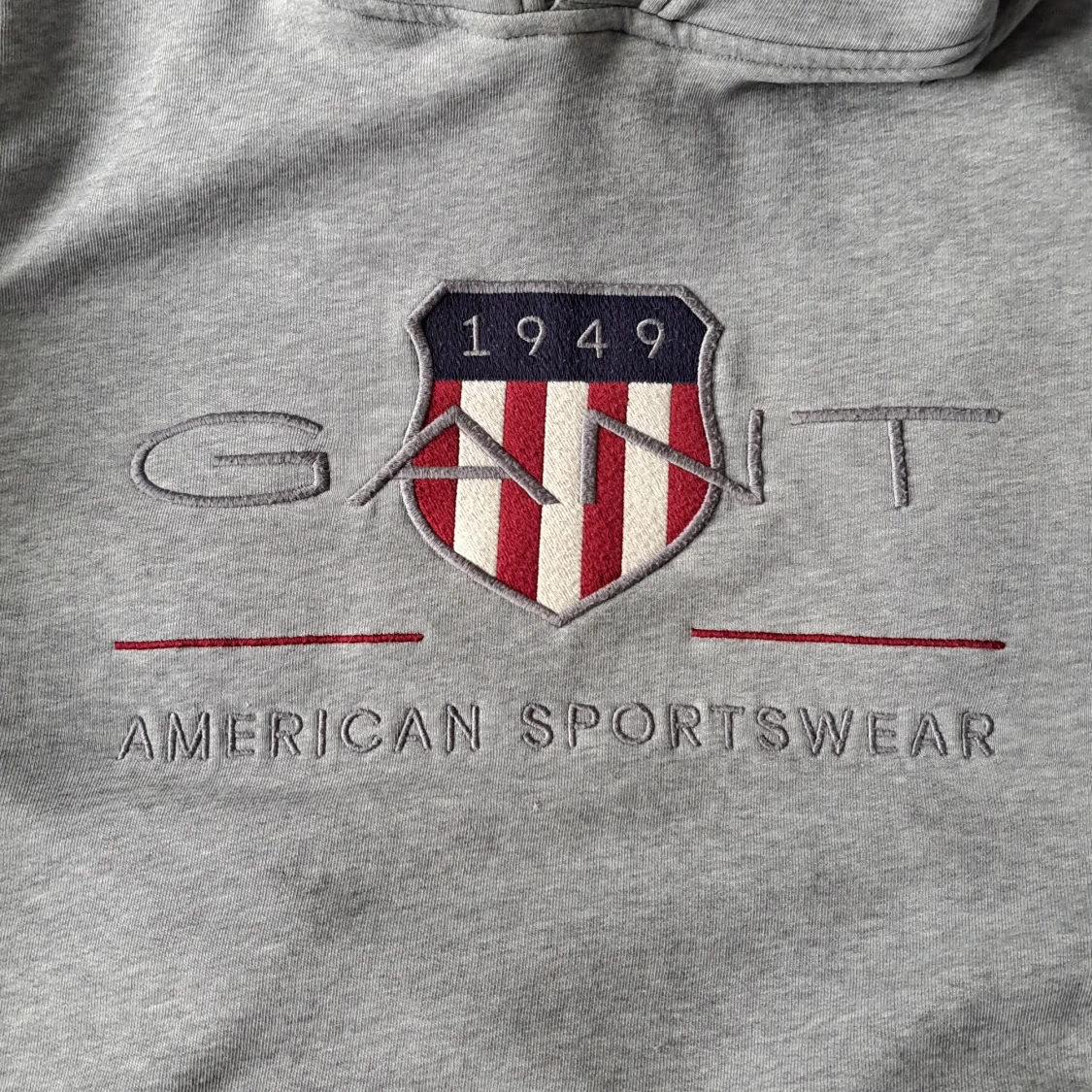 Grå hoodie från GANT med broderad logga - 3