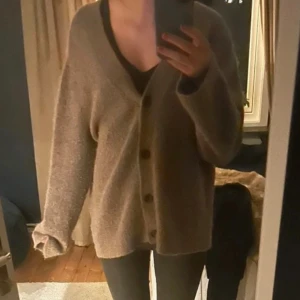 Ull/alpacka kofta  - Superfin kofta i bla ull och alpacka (se bild för extra material)! Beige/brun