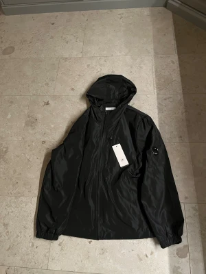 Cp company jacka - Säljer en svart cp company vindjacka. Jackan är i helt nytt skick aldrig använd. Den är i storlek xs-S                        Nypris 2599kr💸.                                    Kom privat vid frågor å funderingar😊