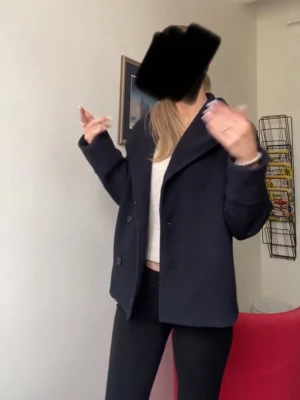 Kappa - Jättesnygg mörkblå kappa som aldrig blir använd, jättefint skick då den bara blivit använd ett fåtal gånger, kan gå ner i pris❣️