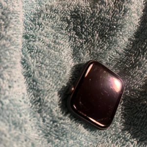 Apple Watch Series 5 - Apple Watch Series 5 i svart aluminium. Skärmen visar mindre repor men fungerar och startar som den ska. Perfekt för dig som vill ha en smartklocka med pulsmätning, GPS och notiser direkt på handleden. Skriv privat vid intresse. Har även 4 olika band man kan välja mellan som jag skickar med. Och laddare.