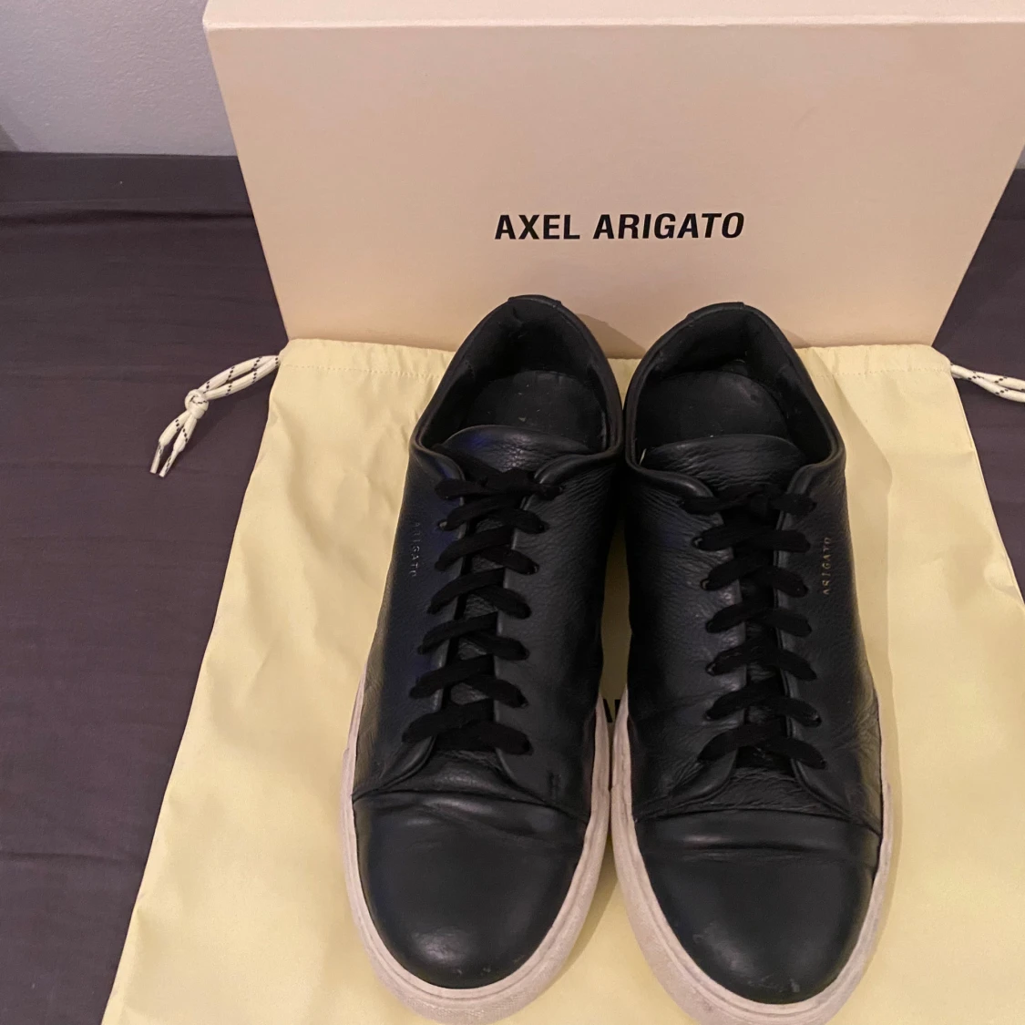 Svarta sneakers från Axel Arigato - 1