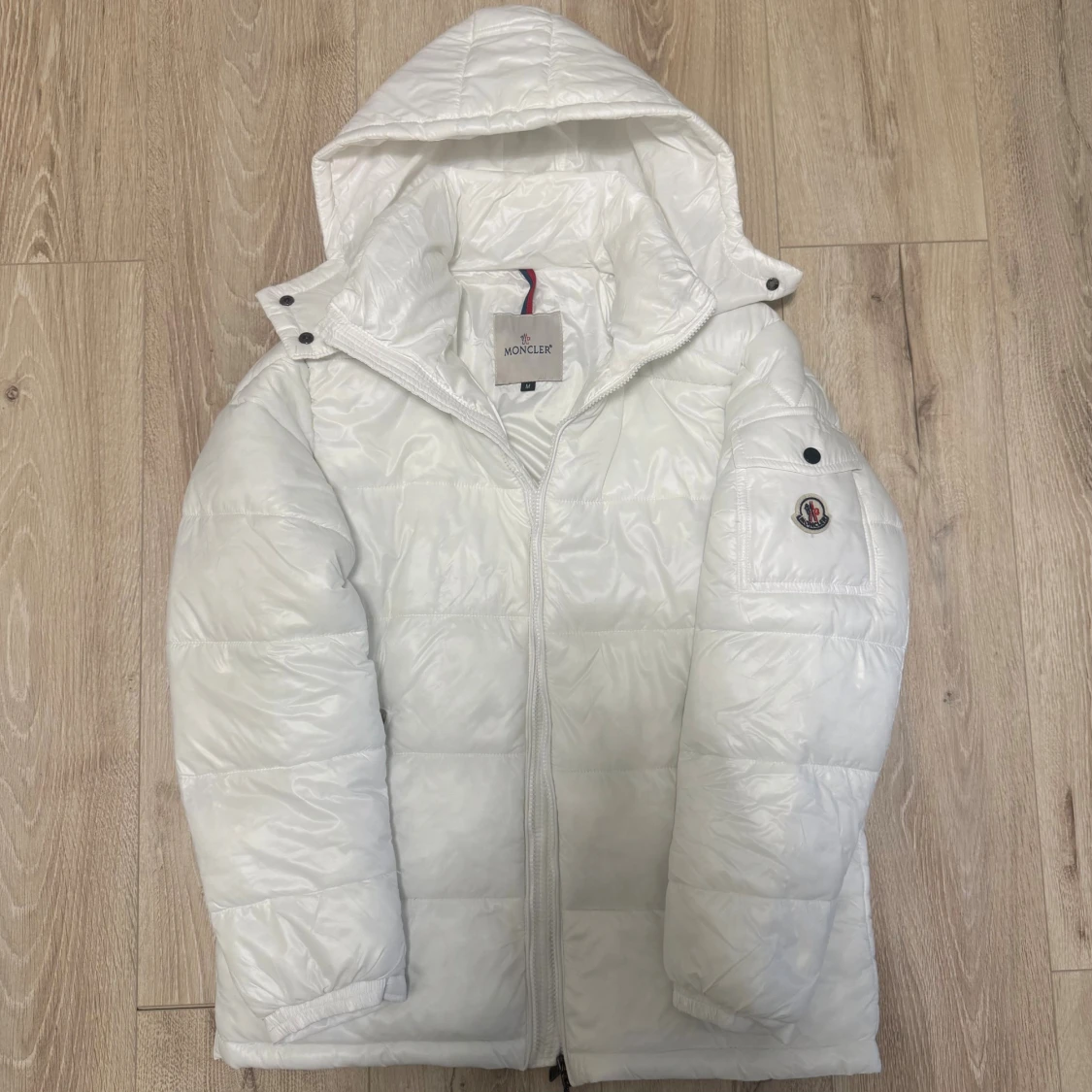 Vit pufferjacka från Moncler med huva - 1