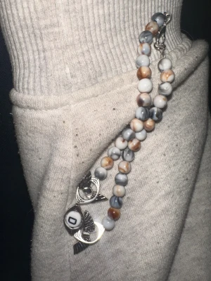 ”name.angel” - Svart/grå/grun namn ”name.angel” artikel nummer ”1995” 18 cm