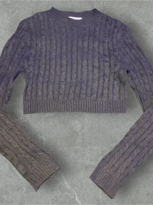 Mörkgrå croppad stickad tröja - Säljer en fin stickad crop tröja som är perfekt för dig som vill ha lite mer stil!   Färg: Grå 🐘  Storlek S men sitter nog bra på en XS  Skick: 9/10 ⭐️  Hör av er vid minsta lilla fundering! 🤩