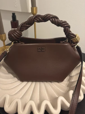 Ganni Boubag Mini - Säljer min väska från Ganni. Har inte använt den, så de finns inga tecken på användning eller slitage 