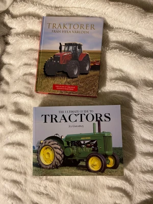 Traktorer från hela världen / The Ultimate Guide to Tractors - Två böcker fyllda med bilder och fakta om traktorer från hela världen. Perfekt för dig som är nyfiken på maskiner, teknik och fordon. Upptäck över 220 av världens främsta traktorer och lär dig mer om klassiska modeller som John Deere. Böckerna är i nyskick och endast bläddrade mkt lite i. 