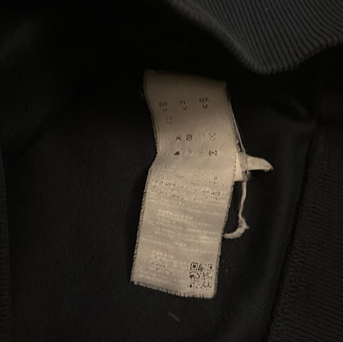 Svart slim fit tröja från Hugo Boss - 2