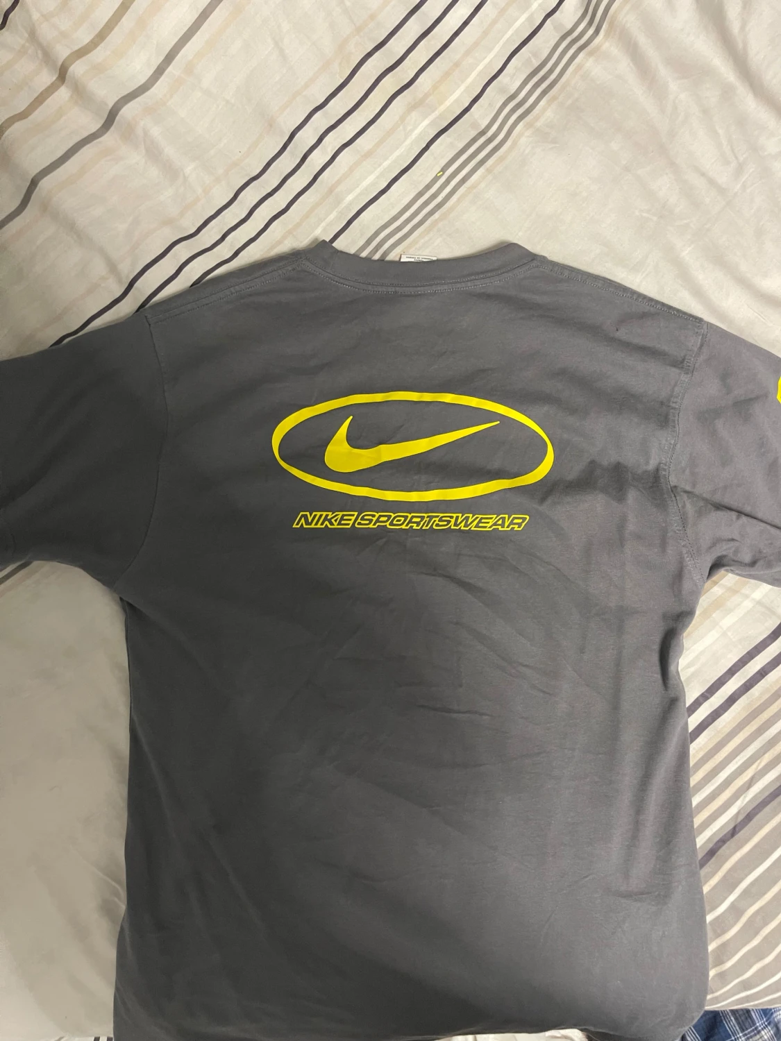 Grå Nike Sportswear t-shirt med gul logga - 2