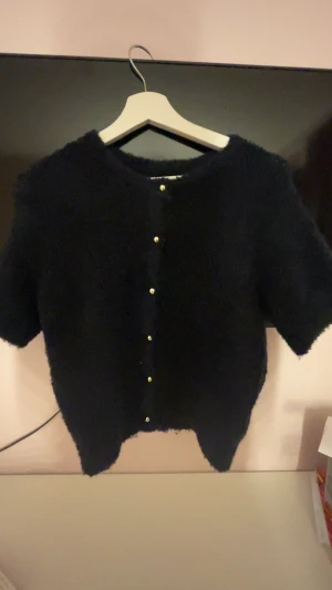Mörkblå  fluffig kofta med kort ärm - Mysig mörkblå kofta med fluffig material säljer då den tyvärr inte används nå mer 😊💕
