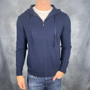 Kashmirtröja - Storlek: M || Skick: Helt ny med tags || Nypris: Ca 3000kr || Följ för liknande produkter 🍾🌊