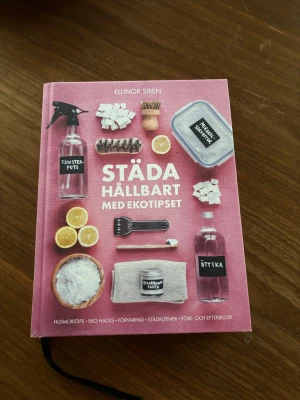 Städa hållbart med ekotipset - Upptäck smarta och miljövänliga städtips! Den här boken är fylld med enkla hacks, DIY-recept och inspiration för dig som vill städa hållbart och spara pengar. Perfekt för unga som vill göra skillnad hemma och i vardagen.