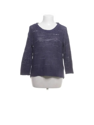 Mörkblå stickad tröja - Stickad mörkblå tröja med rundad halsringninh och ribbade muddar vid ärmslut och nederkant💖Även lite längre där bak som syns på bilden.