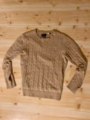 Gant stickad tröja - Säljer nu en stickad Gant tröja, mycket mycket bra skick, som ny, storlek medium/M, har du funderingar eller frågor osv bara höra av sig!!☺️