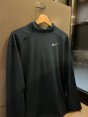 Nike Dri-Fit grön löpartröja strl S - Mörkgrön löpartröja med huva i storlek S