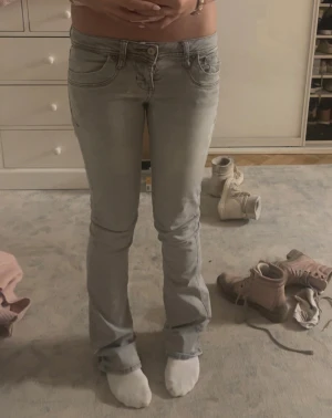 Ltb jeans - Säljer ett par gråa populära LTB-jeans. W:aisten är 24 och L:ängden 34. Passar som XS/S och ganska lång. Som på bilden synns så finns det några vita fläckar av tvättmedel som fastnat, men annars är jeansen i jätte bra skick. Riktiga priset är cirka 80€, dom kostade det när jag köpte💗 Skriv gärna om du är intresserad och före du köper💕