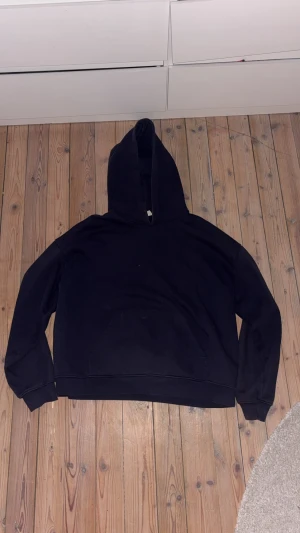 Marinblå hoodie från Gina tricot  - En riktigt fin och klassisk marinblå hoodie från Gina Tricot. Aldrig använd och väldigt enkel att ha till allt och enkel att matcha. Tveka inte att höra av dig vid intresse eller möjliga frågor!