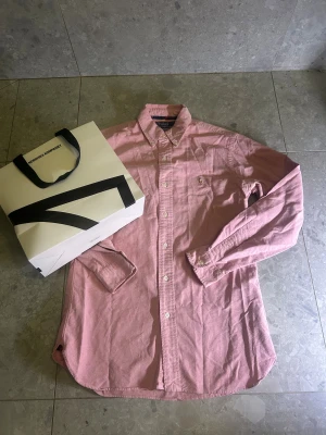 Rosa skjorta från Polo Ralph Lauren - Skit snygg Rosa Ralph Lauren skjorta i fint skick! Ändå skavankerna är missfärgade armhålor men absolut inget jag tänker på! Köpt från NK i början av sommaren! Påse ingår ej! 🙂