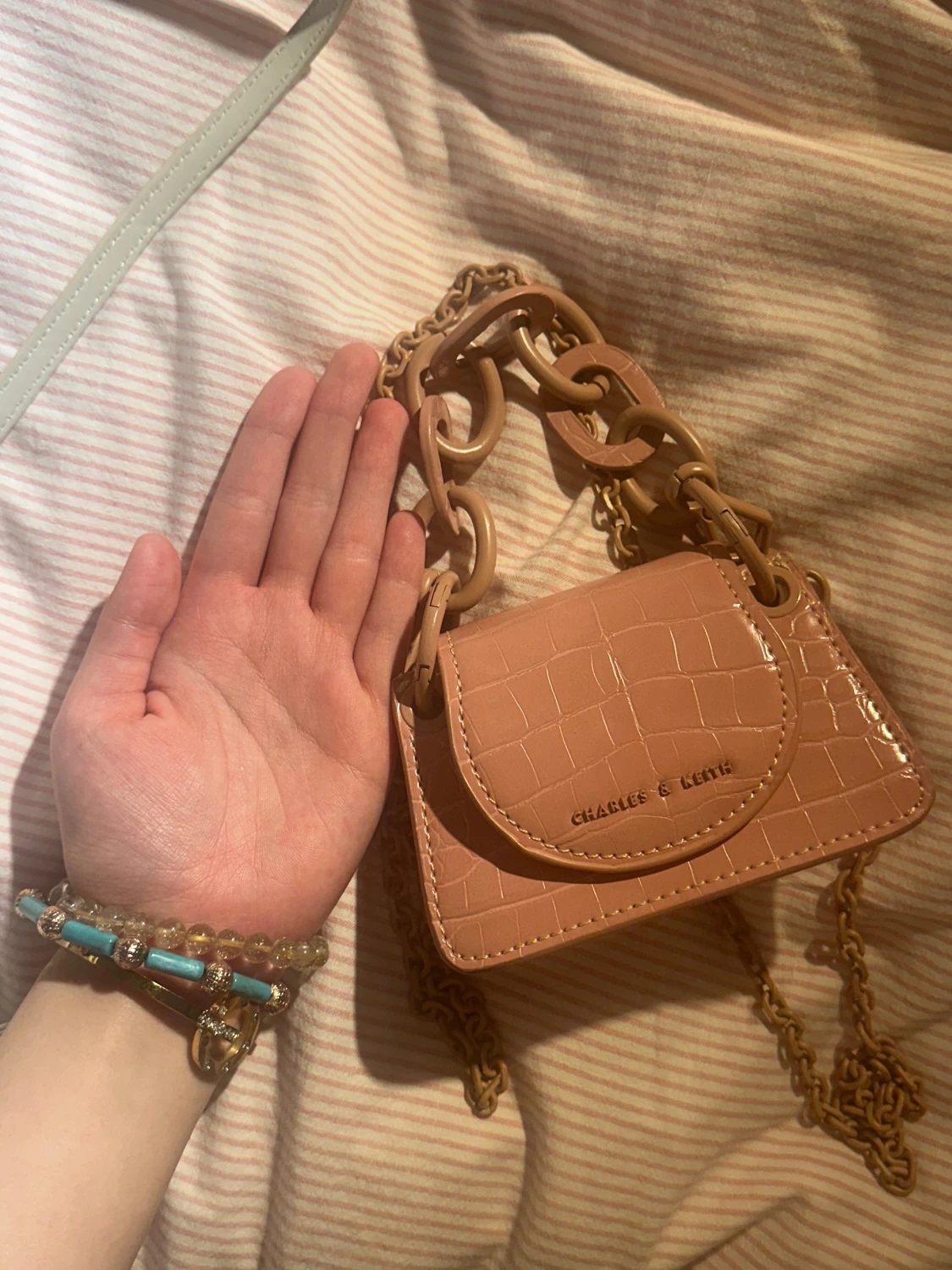 Mini handväska från Charles & Keith - 1