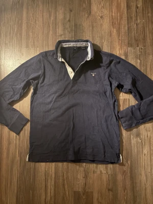 En långärmad Piké från Gant.  - Ett gammalt favorit plagg, passar perfekt på lite festligare tillställningar eller bara i vardagen!