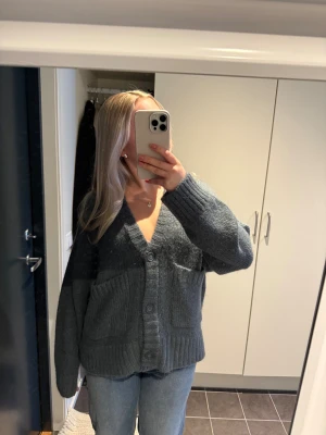 Stickad kofta - Superfin blågrå stickad kofta från Kappahl i strl xs men den är oversized! Nypris 799 och den är oanvänd och slutsåld🫶🏻