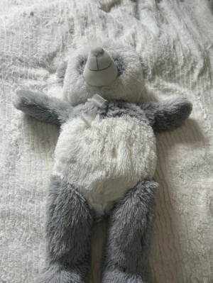 Gråvit gosedjur  - Gosedjur   Bara använda dom prydnad 