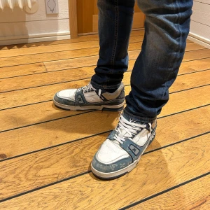 Louis Vuitton Sneakers - Säljer ett par fräscha sneakers från ”Louis Vuitton” i använt skick. Bytt nya skosnören (pris kan duskuteras).
